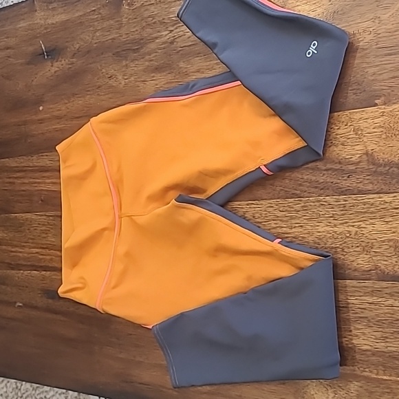 ALO Yoga Pants - Alo Yoga Colorblock Leggings  Cropped Sized Med